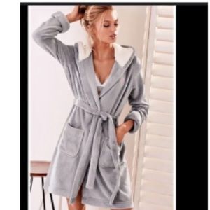 Victoria’s Secret Plush Hooded Belted Robe Grey Size M/L NWT